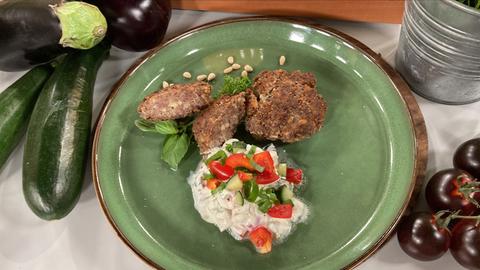 Bulgur-Rinderhack-Frikadellen mit arabischem Salat