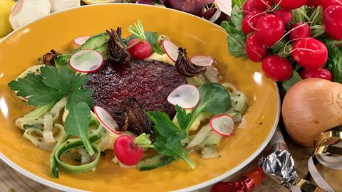 "Dem Himmel so nah" – Blutwurst mit Kartoffelpüree, Gurken-Birnen-Salat, roten Zwiebeln und Feldsalat