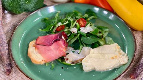 Duett von Scamorza auf Oberräder Feldsalat