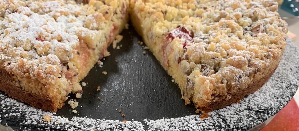 Rezept: Einfacher Rhabarberkuchen mit Sonnenblumenkern-Streuseln | hr ...