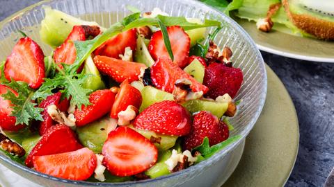 Eine Schüssel mit Erdbeeren und Rucola-Salat