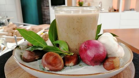 Esskastanien-Pilz-Suppe angerichtet im Studio