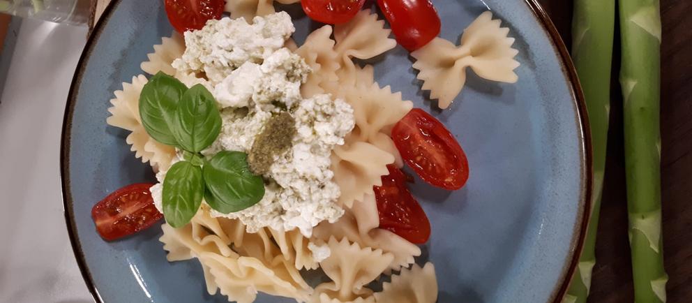 Rezept: Farfalle mit Pesto – Nudelgericht mit Schmetterlingsnudel | hr ...