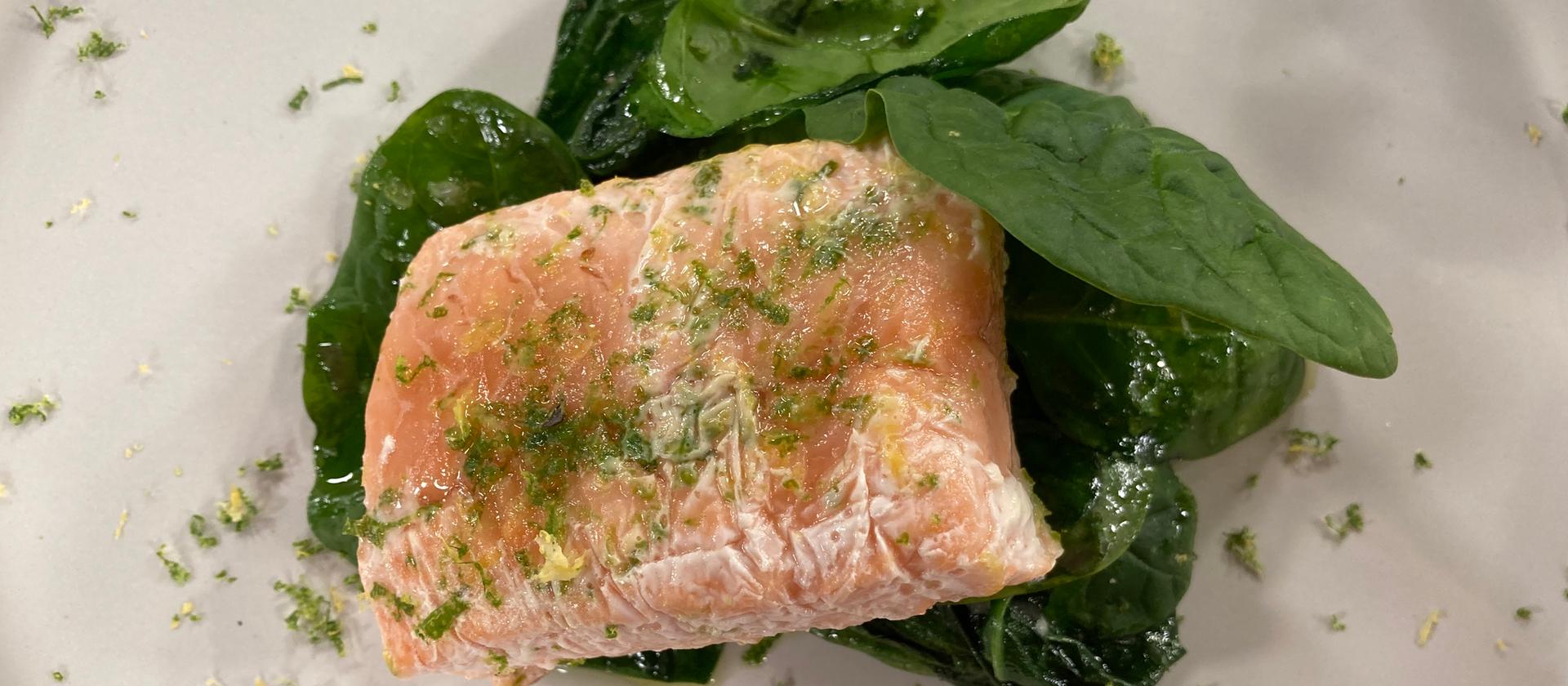 Rezept: Gedünsteter Lachs mit kurz angebratenem Spinat | hr-fernsehen ...