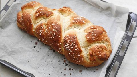 Frisch gebackener Hefezopf auf einem Blech. 