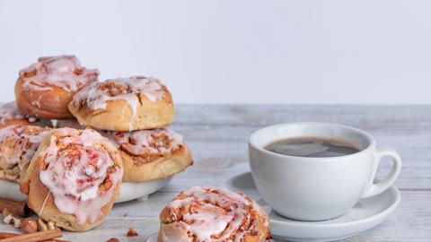 Zimtschnecken mit Zwetschgen und Sahne-Schmand-Häubchen