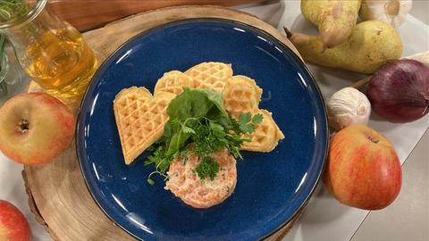 Käsewaffeln mit Lachstatar und Sieben-Kräuter-Salat