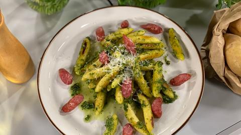 Kartoffelnudeln mit Rucola-Pesto und gebratener Bauernwurst