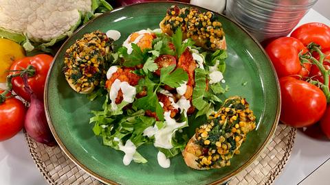 Gebackene Spinat-Mozzarella-Bruschetta mit Roten Linsen, gebackenem Blumenkohl und Mozzarella-Soße