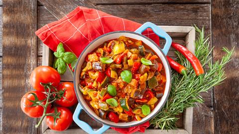 Gemüsepfanne in pikanter Tomatensoße mit Hähnchenstreifen und Kräuterquark