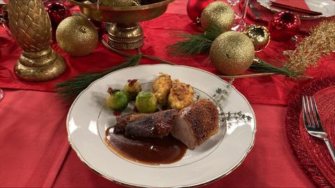 Gänsebrust an Preiselbeer-Soße mit Brotknöpfle und Rosenkohl