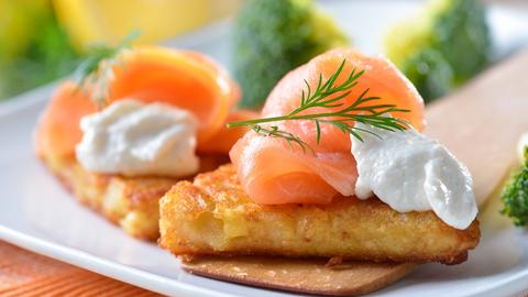 Möhren-Kartoffelpuffer mit Räucherlachs und Meerrettich-Dip