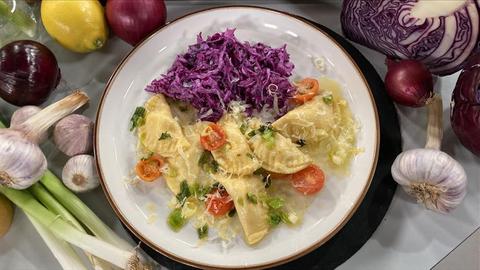 Schlutzkrapfen mit angeschwenkten Tomaten und Frühlingszwiebeln mit Rotkrautsalat 