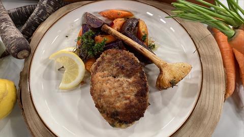 Frikadellen mit Handkäsefüllung und blaue Kartoffeln mit Möhren aus dem Ofen