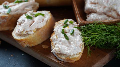 Räucherfisch-Mousse von der Forelle mit Chicorée-Salat