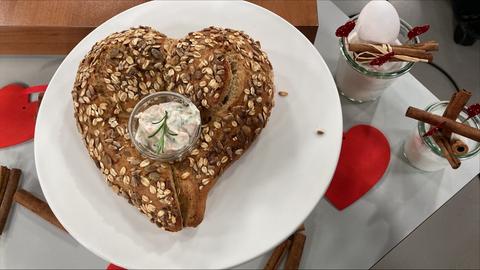 Dinkel-Körner-Herz mit Karotten-Quark-Walnuss-Dip