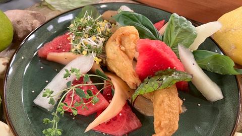 Farbiger Melonensalat mit Limonen-Ingwer-Pfeffer-Vinaigrette, Basilikum und frittierten Garnelen mit Sprossenallerlei  