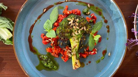 Broccoli und Paprika vom Grill mit Estragon, Sonnenblumenkernen und Olivenöl 