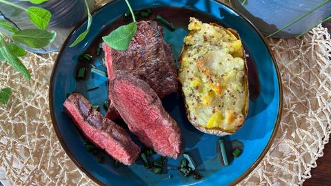 Flat-Iron Steak mit Chimichurri und Scamorza-Kartoffeln 