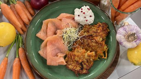 Möhren-Kartoffelpuffer mit Räucherlachs und Meerrettich-Dip