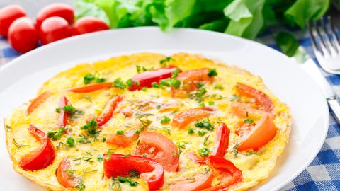 Ein Omelette mit Tomaten und geschmolzenem Handkäse.