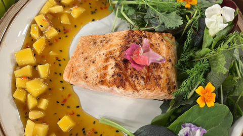 Pfannengegrillter Lachs und Wildkräuter-Blütensalat mit Mangodressing