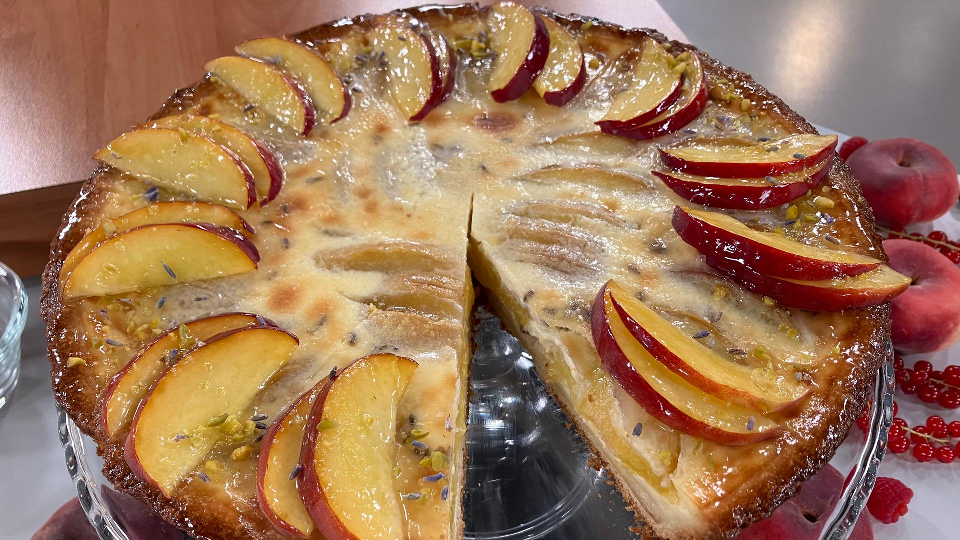 Rezept: Pfirsich-Tarte mit Lavendel und Marzipan | hr-fernsehen.de ...