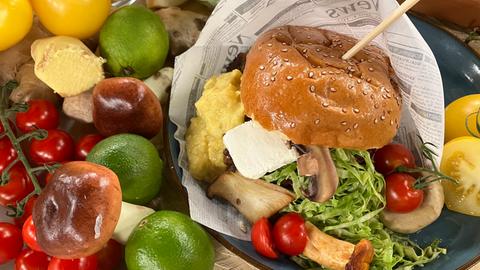 Waldpilz-Burger mit Feta, Tomaten-Thymian-Ketchup und Spitzkohl  