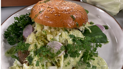 Quinoa-Burger mit Spitzkohlsalat und Remoulade von grüner Soße - angerichtet