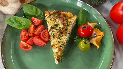 Reis-Quiche mit Zucchini und Pfifferlingen und Tomatensalat