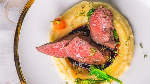 Hirsch-Steaks im Kürbiskernmantel an Feigen-Sauce mit Kartoffelstampf