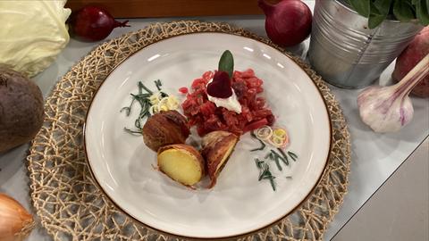 Rote Bete-Weißkohl-Gemüse mit Speckkartoffeln