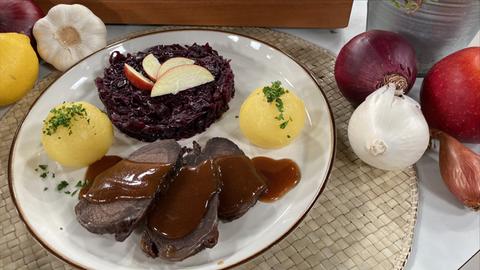 Sauerbraten mit Rotkohl und Kartoffelklößen