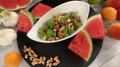 Sommerlicher Nudelsalat mit Wassermelone und karamellisierten Erdnüssen