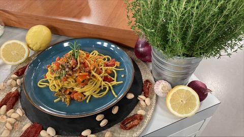 Spaghetti alla Chitarra mit Pistazien, Tomaten und Zitrone