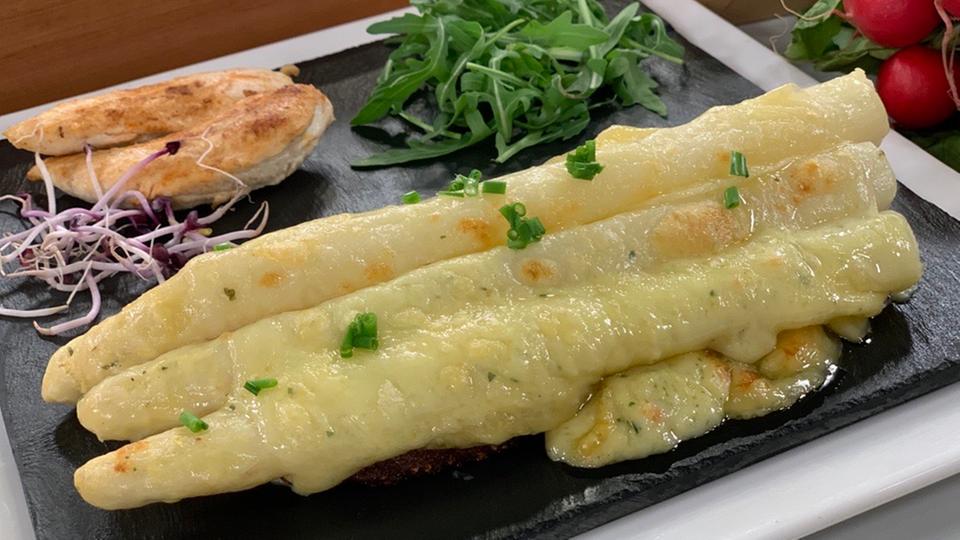 Rezept: Mit Spargel überbackene Rösti und Hähnchenbrust | hr-fernsehen ...