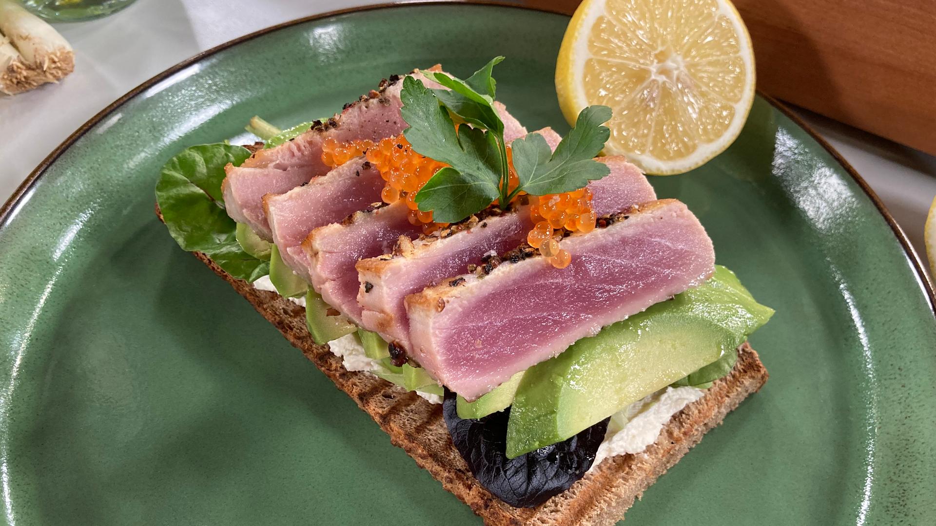 Rezept: Thunfisch mit Avocado auf Röstbrot | hr-fernsehen.de | Rezepte