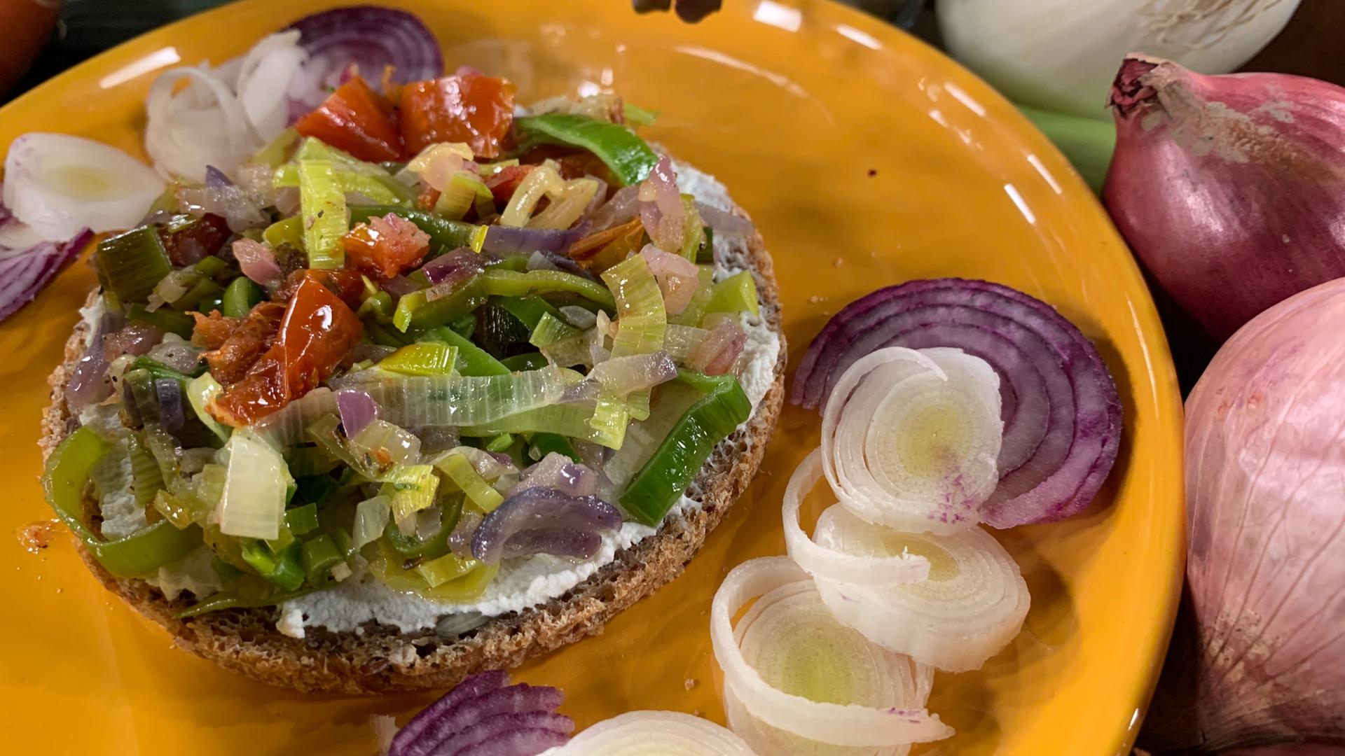 Rezept: Überbackenes Bauernbrot mit Lauch und Zwiebeln | hr-fernsehen ...