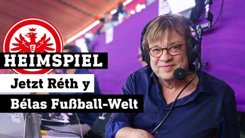 Béla Réthy am Moderationspult. Text: Heimspiel - Jetzt Réth y - Bélas Fußball-Welt