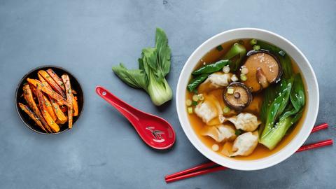 Wantan-Suppe mit Pak-Choi und Shiitake-Pilzen, links gebackene Süßkartoffeln (Collage).