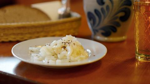 Handkäse mit Musik und einem Gerippten voll Apfelwein in einer urigen hessischen Apfelweinwirtschaft.