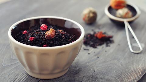 schwarzer Tee mit getrockneten Früchten.