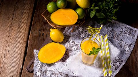 Mango-Drink mit Limette.