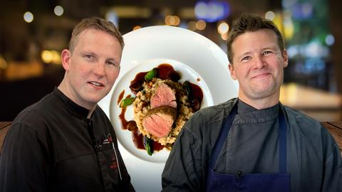 Die Sterneköche Alexander Hohlwein und Johannes Frankenbach mit dem Gericht Kalbsfilet mit Kalbkopf-Perlgraupenrisotto und Pfifferlingen.