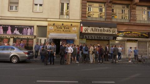 24 Stunden Bahnhofsviertel Hipster Junkies Und Grune Sosse Hr Fernsehen De Sendungen