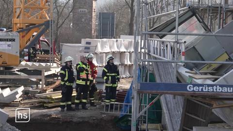 Feuerwehrleute auf eienr Baustelle.