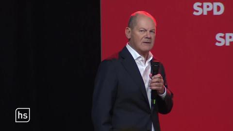 Kanzler Olaf Scholz auf Bühne