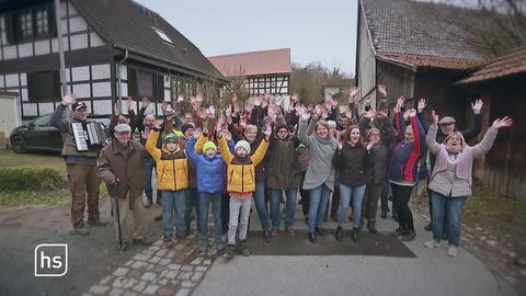 Alle aus Dorf winkend zusammen