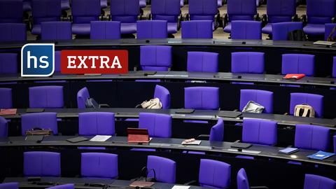 Leere Sitzreihen im Bundestag.