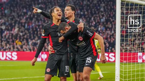 Eintracht-Spieler vor Tor.